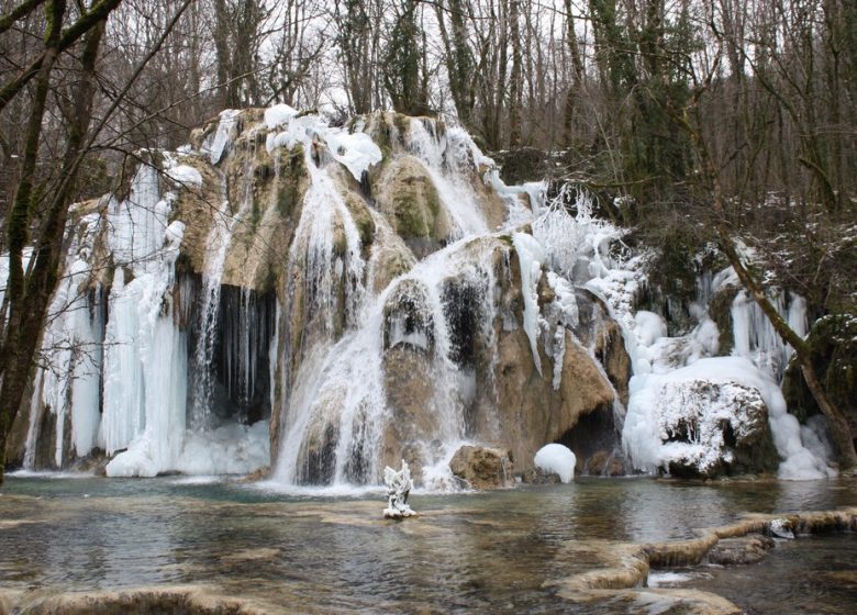 Reculee Des Planches Et Cascade Des Tufs A Les Planches Pres Arbois Cœur Du Jura Tourisme Arbois Poligny Salins